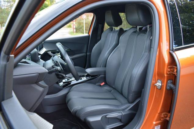 PEUGEOT 2008 GT LINE EAT 8 HDI 130 CV / BOITE AUTOMATIQUE / 4 ROUES HIVER OFFERTES 11