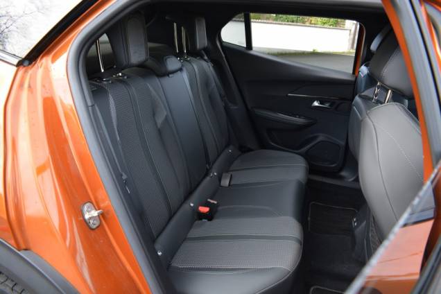 PEUGEOT 2008 GT LINE EAT 8 HDI 130 CV / BOITE AUTOMATIQUE / 4 ROUES HIVER OFFERTES 14
