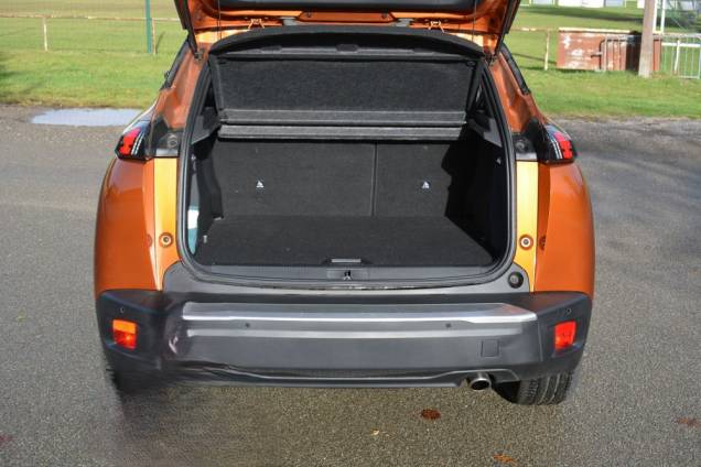 PEUGEOT 2008 GT LINE EAT 8 HDI 130 CV / BOITE AUTOMATIQUE / 4 ROUES HIVER OFFERTES 19