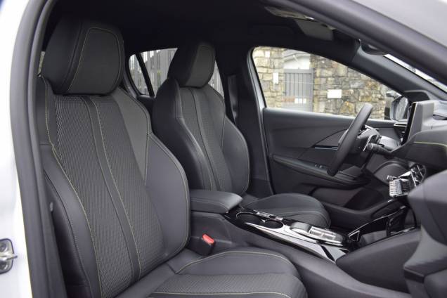 PEUGEOT 208 GT 100 CV E-DSC6 13