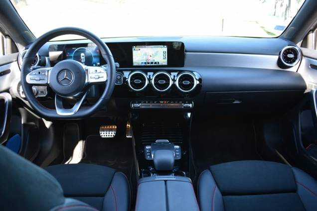 MERCEDES BENZ CLASSE A AMG LINE 200 163 CV 7G-DCT / 1ère MAIN / 73500 KMS / TOIT PANORAMIQUE 16