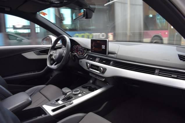 AUDI A4 AVANT S LINE 2.0 TDI 150 CV S-TRONIC 7 10