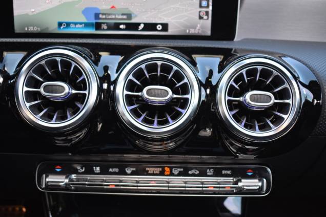 MERCEDES-BENZ CLA SHOOTING BRAKE AMG LINE 200 D 150 CV 8G-DCT / TOIT OUVRANT PANORAMIQUE / BURMESTER 19