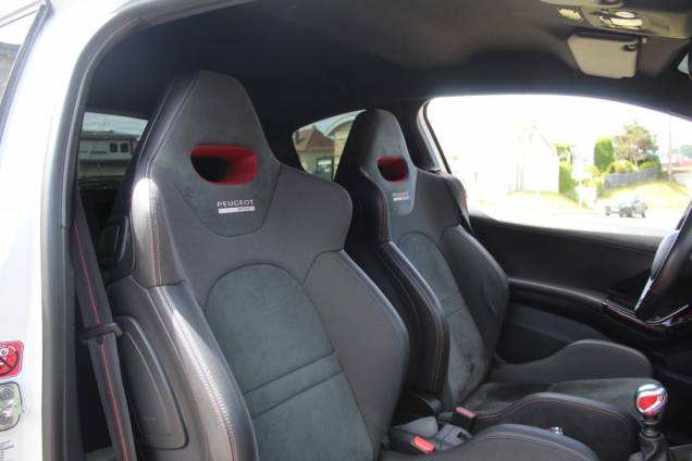 PEUGEOT 208 GTI BPS 1.6 THP 208 CV BVM6 / ORIGINE FRANCE 12