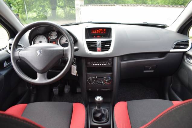 PEUGEOT 207 1.4 16 V 90 CV / 5 PORTES / CLIMATISATION 16
