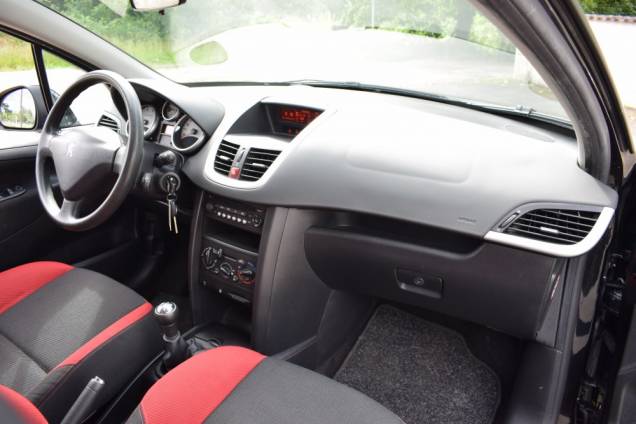 PEUGEOT 207 1.4 16 V 90 CV / 5 PORTES / CLIMATISATION 17