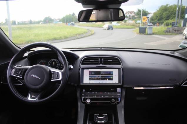 JAGUAR F-PACE R-SPORT 3.0D 300 CV 4X4 BVA / TOIT OUVRANT PANORAMIQUE 9