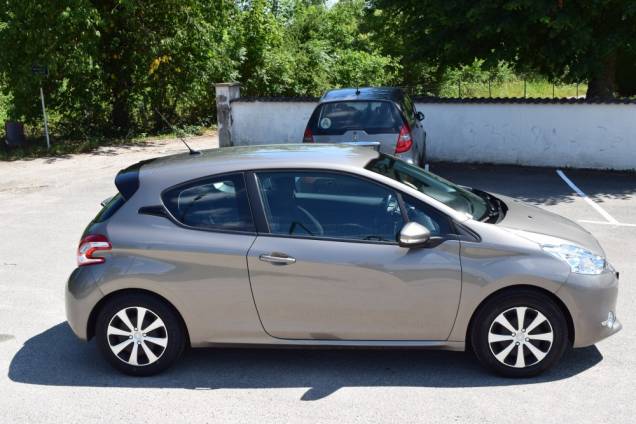 PEUGEOT 208 1.4 HDI 70 CV BOITE AUTOMATIQUE / CROCHET D'ATTELAGE / 65900 KMS 10