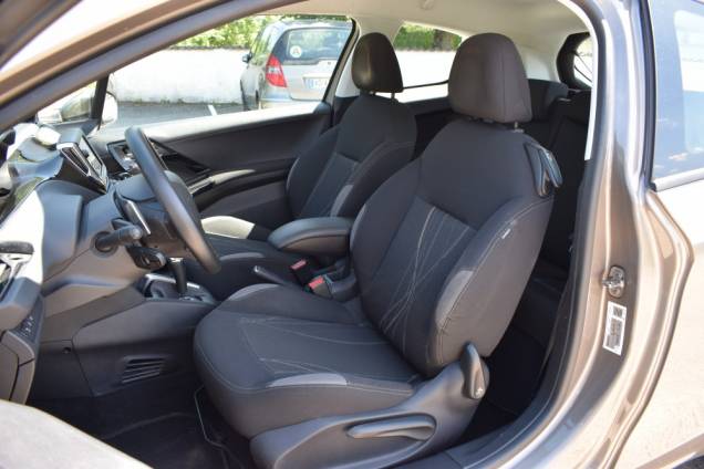 PEUGEOT 208 1.4 HDI 70 CV BOITE AUTOMATIQUE / CROCHET D'ATTELAGE / 65900 KMS 11