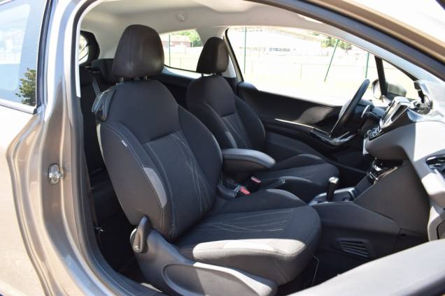 PEUGEOT 208 1.4 HDI 70 CV BOITE AUTOMATIQUE / CROCHET D'ATTELAGE / 65900 KMS 12
