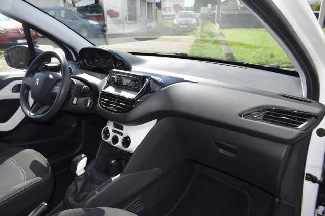 PEUGEOT 208 1.2 68 CV LIKE 16