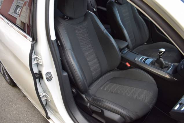 PEUGEOT 308 ALLURE 130 CV / 1ere MAIN / CARNET D' ENTRETIEN COMPLET 26