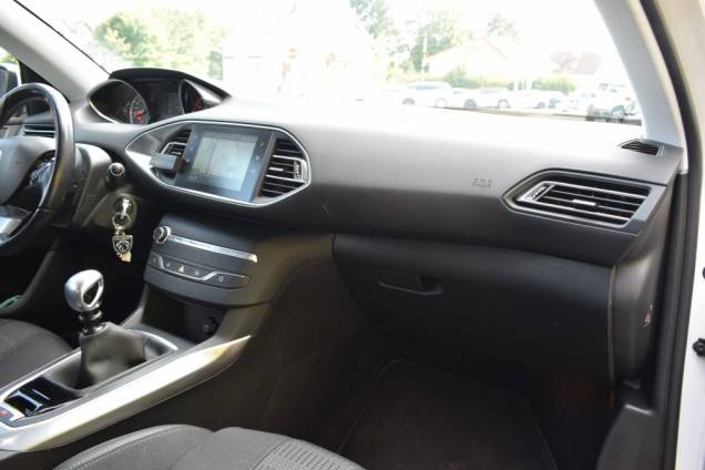 PEUGEOT 308 ALLURE 130 CV / 1ere MAIN / CARNET D' ENTRETIEN COMPLET 27