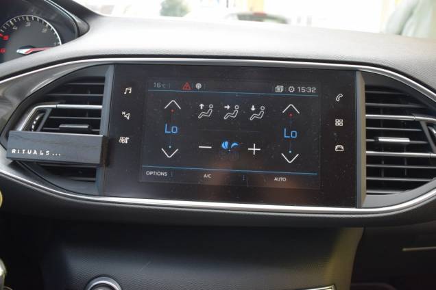 PEUGEOT 308 ALLURE 130 CV / 1ere MAIN / CARNET D' ENTRETIEN COMPLET 19
