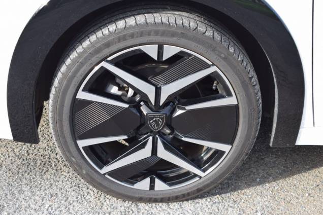 PEUGEOT 208 GT 156 CV 115KW / 16000 KMS / 1ere MAIN / TOIT PANORAMIQUE / POMPE A CHALEUR / DRIVE ASSIST PLUS 9