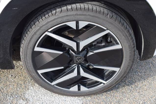 PEUGEOT 208 GT 156 CV 115KW / 16000 KMS / 1ere MAIN / TOIT PANORAMIQUE / POMPE A CHALEUR / DRIVE ASSIST PLUS 10