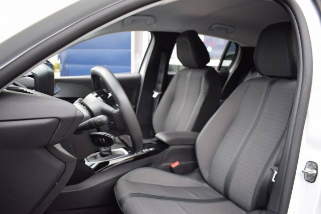 PEUGEOT 208 ALLURE 100 CV BV6 / 3100 Kms 11