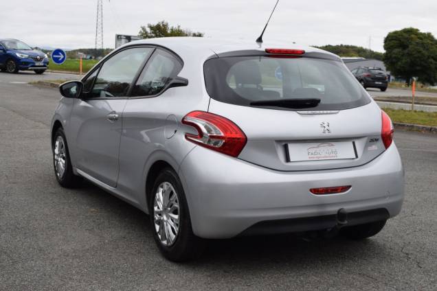 PEUGEOT 208 1.2 82 CV / CROCHET D'ATTELAGE 3 PEUGEOT 208 1.2 82 CV / CROCHET D'ATTELAGE 3