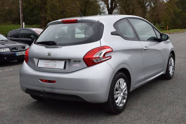 PEUGEOT 208 1.2 82 CV / CROCHET D'ATTELAGE 4 PEUGEOT 208 1.2 82 CV / CROCHET D'ATTELAGE 4