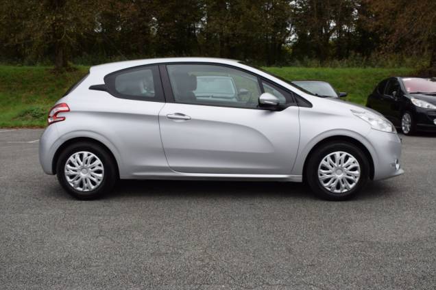 PEUGEOT 208 1.2 82 CV / CROCHET D'ATTELAGE 9 PEUGEOT 208 1.2 82 CV / CROCHET D'ATTELAGE 9