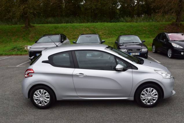 PEUGEOT 208 1.2 82 CV / CROCHET D'ATTELAGE 10 PEUGEOT 208 1.2 82 CV / CROCHET D'ATTELAGE 10