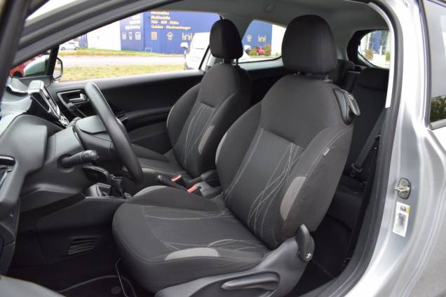 PEUGEOT 208 1.2 82 CV / CROCHET D'ATTELAGE 11 PEUGEOT 208 1.2 82 CV / CROCHET D'ATTELAGE 11