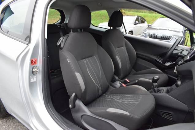 PEUGEOT 208 1.2 82 CV / CROCHET D'ATTELAGE 12 PEUGEOT 208 1.2 82 CV / CROCHET D'ATTELAGE 12