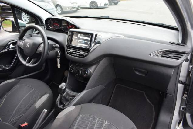 PEUGEOT 208 1.2 82 CV / CROCHET D'ATTELAGE 17 PEUGEOT 208 1.2 82 CV / CROCHET D'ATTELAGE 17