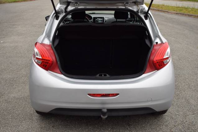 PEUGEOT 208 1.2 82 CV / CROCHET D'ATTELAGE 18 PEUGEOT 208 1.2 82 CV / CROCHET D'ATTELAGE 18