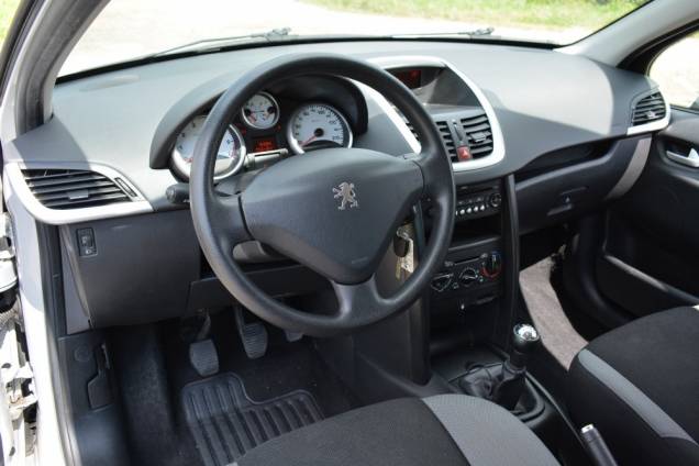 PEUGEOT 207 1.4 75 CV / 56900 KMS 15 PEUGEOT 207 1.4 75 CV / 56900 KMS 15