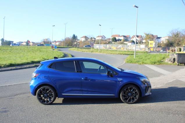 RENAULT CLIO ESPRIT ALPINE 1.6 E-TECH 145 CV HYBRID BVA / ORIGINE FRANCE 4 RENAULT CLIO ESPRIT ALPINE 1.6 E-TECH 145 CV HYBRID BVA / ORIGINE FRANCE 4