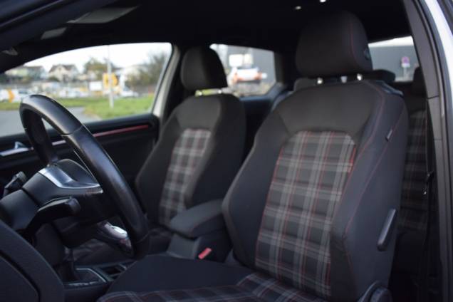 VOLKSWAGEN GOLF GTI 220 CV BVM 3 PORTES 7 VOLKSWAGEN GOLF GTI 220 CV BVM 3 PORTES 7