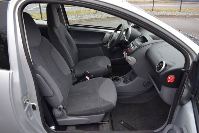 PEUGEOT 107 1.0 68 CV / CLIMATISATION / 67900 KMS 12 PEUGEOT 107 1.0 68 CV / CLIMATISATION / 67900 KMS 12