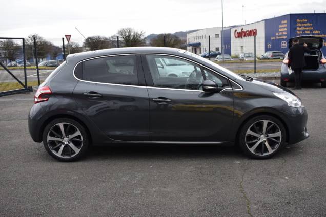 PEUGEOT 208 1.6 HDI 92 CV INTUITIVE / 5 PORTES / 78900 KMS 9