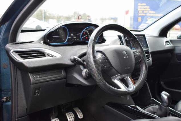 PEUGEOT 2008 CROSSWAY 1.6 HDI 100 CV / TOIT PANORAMIQUE / GRIP CONTROL 9 PEUGEOT 2008 CROSSWAY 1.6 HDI 100 CV / TOIT PANORAMIQUE / GRIP CONTROL 9