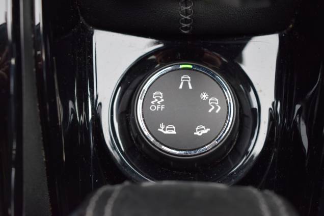 PEUGEOT 2008 CROSSWAY 1.6 HDI 100 CV / TOIT PANORAMIQUE / GRIP CONTROL 16 PEUGEOT 2008 CROSSWAY 1.6 HDI 100 CV / TOIT PANORAMIQUE / GRIP CONTROL 16