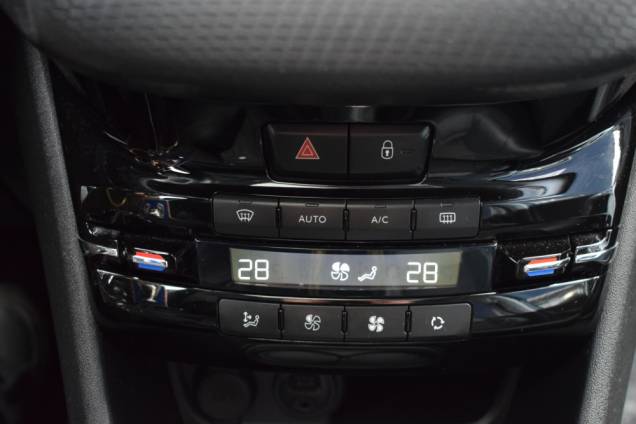 PEUGEOT 2008 CROSSWAY 1.6 HDI 100 CV / TOIT PANORAMIQUE / GRIP CONTROL 14 PEUGEOT 2008 CROSSWAY 1.6 HDI 100 CV / TOIT PANORAMIQUE / GRIP CONTROL 14