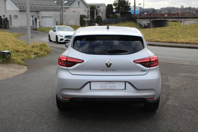 RENAULT CLIO EVOLUTION HYBRID 145 CV BVA / 1ER MAIN 8 RENAULT CLIO EVOLUTION HYBRID 145 CV BVA / 1ER MAIN 8