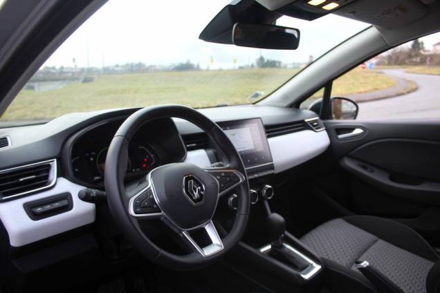 RENAULT CLIO EVOLUTION HYBRID 145 CV BVA / 1ER MAIN 9 RENAULT CLIO EVOLUTION HYBRID 145 CV BVA / 1ER MAIN 9