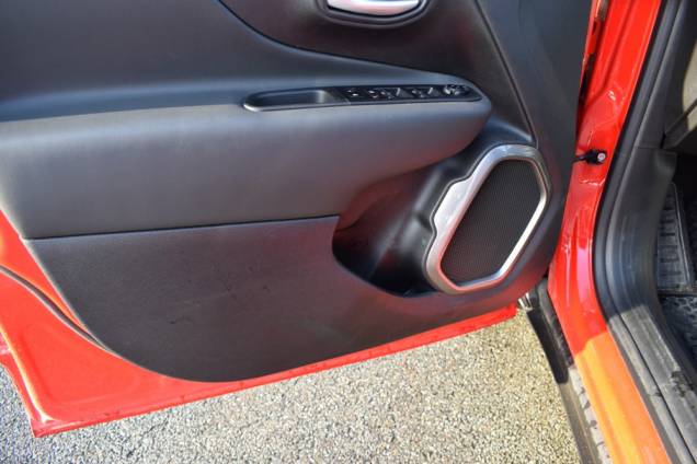 JEEP RENEGADE TRAIL HAWK 4XE HYBRIDE RECHARGEABLE 240 CV BVA6 / 30 000 KMS / 1ere mAIN / GARANTIE JUSQU'EN 10/2027 18 JEEP RENEGADE TRAIL HAWK 4XE HYBRIDE RECHARGEABLE 240 CV BVA6 / 30 000 KMS / 1ere mAIN / GARANTIE JUSQU'EN 10/2027 18