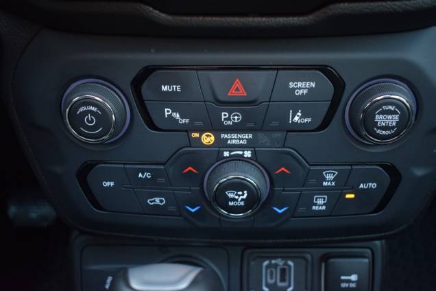JEEP RENEGADE TRAIL HAWK 4XE HYBRIDE RECHARGEABLE 240 CV  BVA6 / 30 000 KMS / 1ere mAIN / GARANTIE JUSQU'EN 10/2027 36