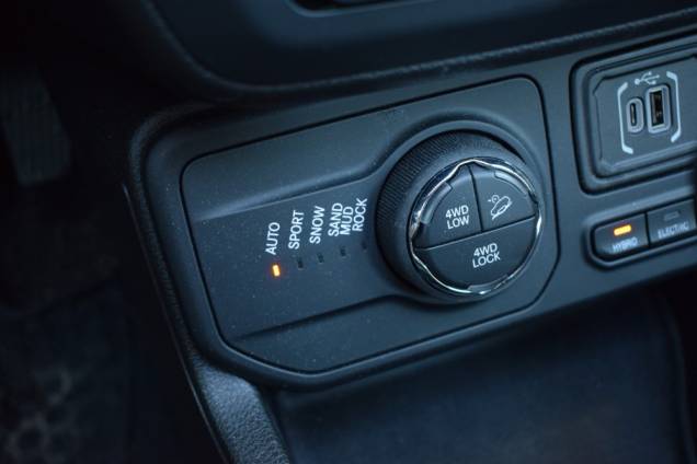 JEEP RENEGADE TRAIL HAWK 4XE HYBRIDE RECHARGEABLE 240 CV  BVA6 / 30 000 KMS / 1ere mAIN / GARANTIE JUSQU'EN 10/2027 38