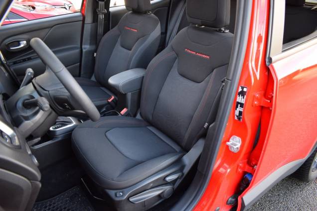 JEEP RENEGADE TRAIL HAWK 4XE HYBRIDE RECHARGEABLE 240 CV BVA6 / 30 000 KMS / 1ere mAIN / GARANTIE JUSQU'EN 10/2027 17 JEEP RENEGADE TRAIL HAWK 4XE HYBRIDE RECHARGEABLE 240 CV BVA6 / 30 000 KMS / 1ere mAIN / GARANTIE JUSQU'EN 10/2027 17