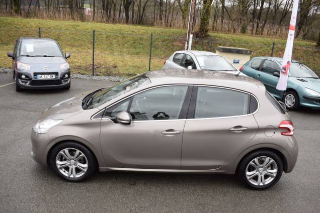 PEUGEOT 208 ALLURE 1.6 120 CV / 5 PORTES / BOITE AUTOMATIQUE 8 PEUGEOT 208 ALLURE 1.6 120 CV / 5 PORTES / BOITE AUTOMATIQUE 8