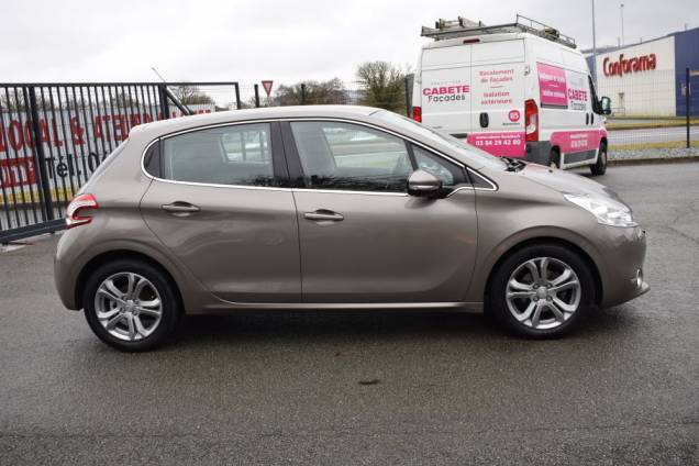 PEUGEOT 208 ALLURE 1.6 120 CV / 5 PORTES / BOITE AUTOMATIQUE 9 PEUGEOT 208 ALLURE 1.6 120 CV / 5 PORTES / BOITE AUTOMATIQUE 9