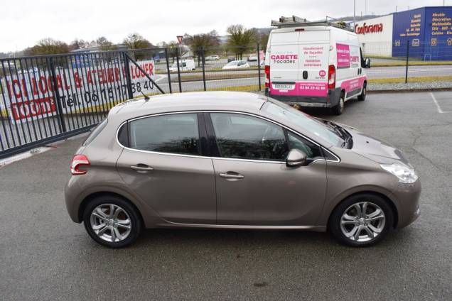 PEUGEOT 208 ALLURE 1.6 120 CV / 5 PORTES / BOITE AUTOMATIQUE 10 PEUGEOT 208 ALLURE 1.6 120 CV / 5 PORTES / BOITE AUTOMATIQUE 10
