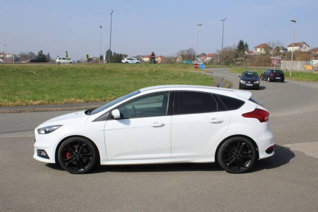 FORD FOCUS ST 2.0 TI-VCT 250 CV BVM6 / SONY 4 FORD FOCUS ST 2.0 TI-VCT 250 CV BVM6 / SONY 4