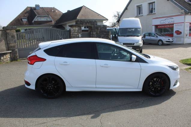 FORD FOCUS ST 2.0 TI-VCT 250 CV BVM6 / SONY 5 FORD FOCUS ST 2.0 TI-VCT 250 CV BVM6 / SONY 5
