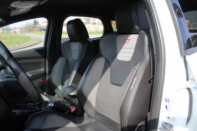 FORD FOCUS ST 2.0 TI-VCT 250 CV BVM6 / SONY 12 FORD FOCUS ST 2.0 TI-VCT 250 CV BVM6 / SONY 12