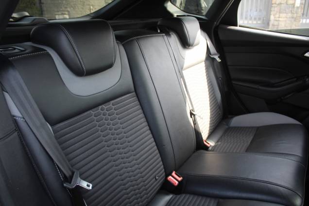 FORD FOCUS ST 2.0 TI-VCT 250 CV BVM6 / SONY 15 FORD FOCUS ST 2.0 TI-VCT 250 CV BVM6 / SONY 15